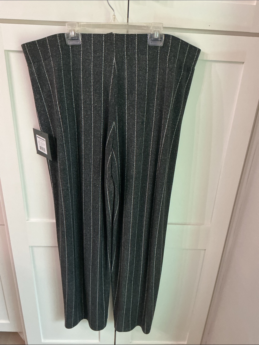 Norma Kamali Low rise pleated trouser with cream colored Pinstripes - Picture 4 of 5